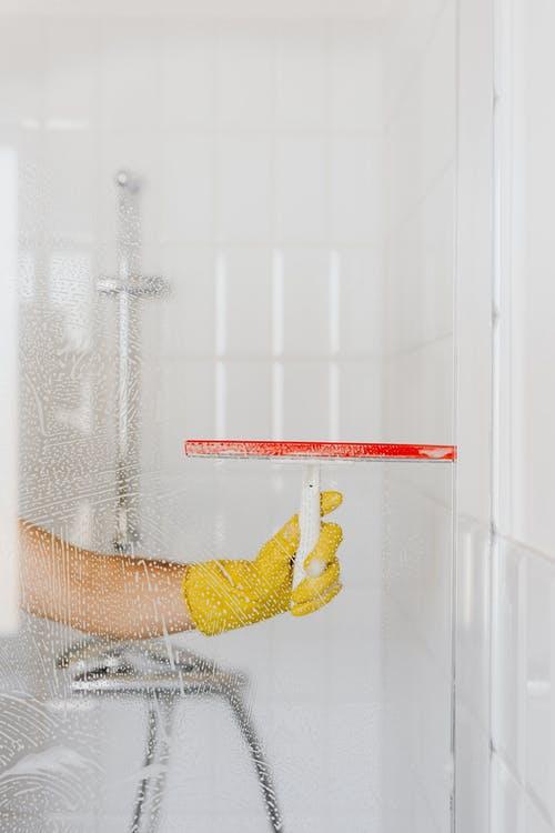 Cleaning a half-glass shower wall