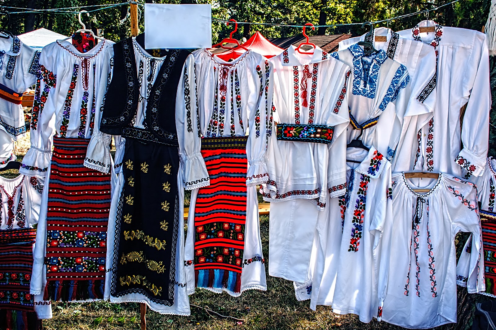 Costumul national – varietate de simboluri folclor – – IE Nationala