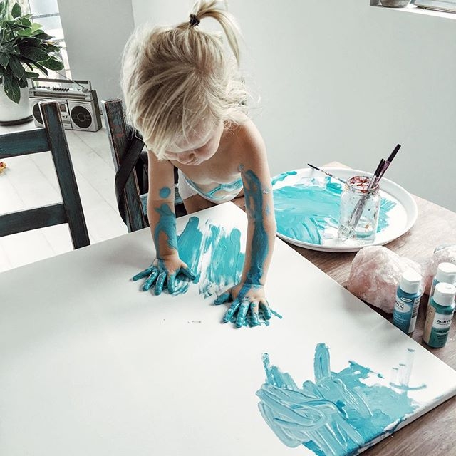 dziecko maluje