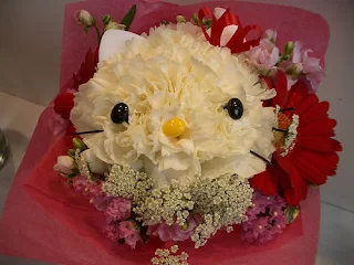 Hello Kitty hecha con flores