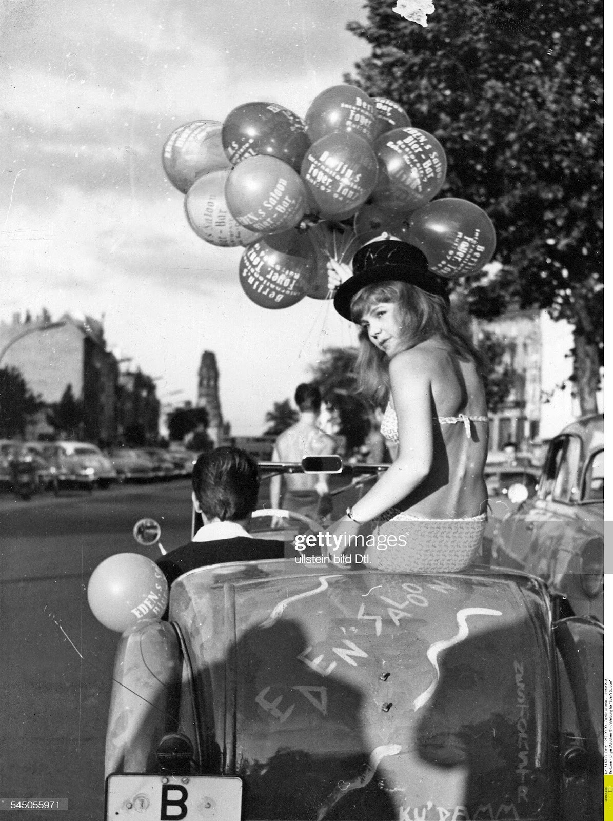 C:\Users\Valerio\Desktop\1957 ein-junges-mdchen-im-bikini-hat-luftballons-in-der-hand-uns-sitzt-in-picture-id545055971.jpg