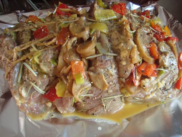 Friptura de vita impanata pe pat de legume