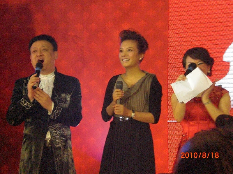 19.08.2010: Triệu Vy tại buổi họp báo ra mắt người đại diện hãng Vệ Long tại Trịnh Châu - Hà Nam