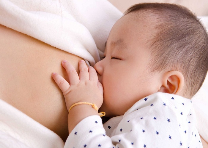 Tắc tia sữa thường xảy ra trong 1 tháng đầu sau khi sinh