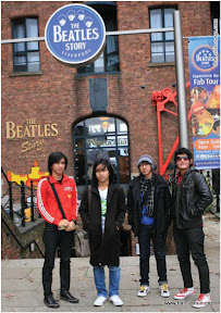 Para personil J-Rocks (dari kiri ke kanan) Sony, Iman, Wima dan Anton, berfoto di depan gedung The Beatles Story Exhibition, Inggris. J-Rocks adalah band Indonesia pertama yang rekaman di Abbey Road, Inggris, studio rekaman bagi band legendaris The Beatles. Iman Taufik Rahman