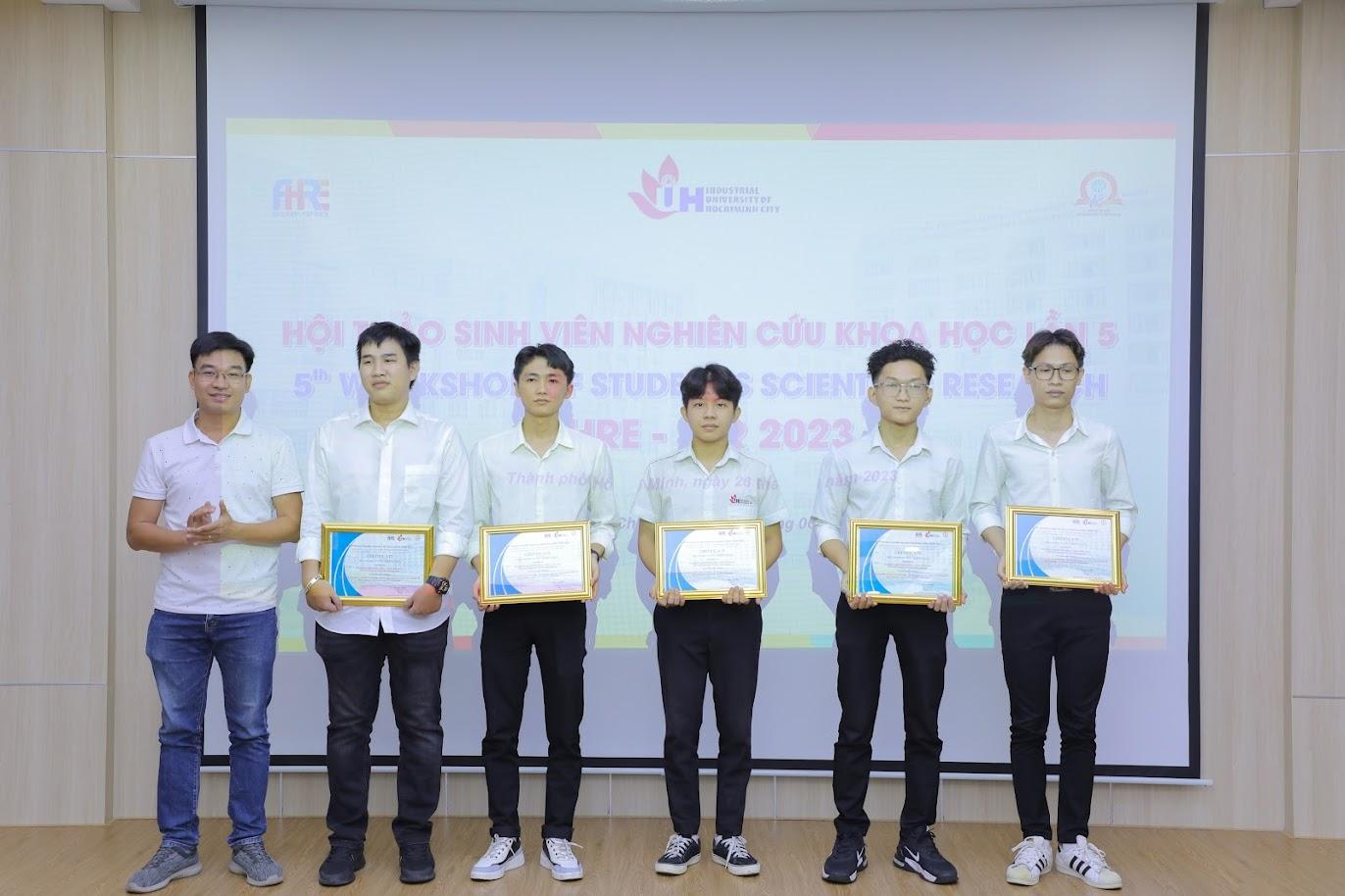 A group of men holding certificatesDescription automatically generated with medium confidence