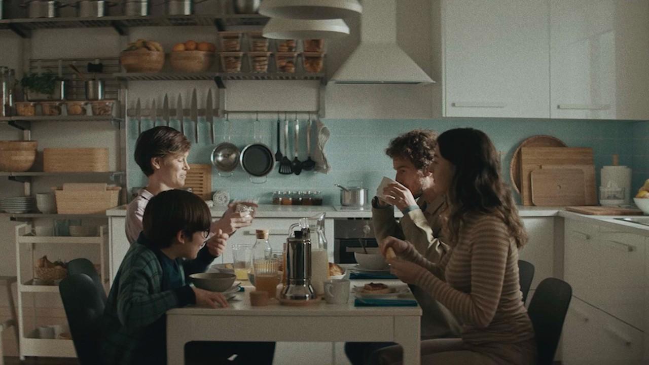 Familia desayunando tranquilos y en alegría