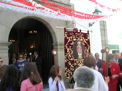 El estandarte preparado para comenzar con la procesión a la puerta de la ermita de San Gregorio de Pozoblanco 2010. Foto: Pozoblanco News, las noticias y la actualidad de Pozoblanco (Córdoba)* www.pozoblanconews.blogspot.com