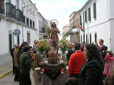 Foto 2010: descanso de la imagen de San Isidro de Pozoblanco sobre un altar durante la procesión. Foto: Pozoblanco News, las noticias y la actualidad de Pozoblanco (Córdoba)* www.pozoblanconews.blogspot.com