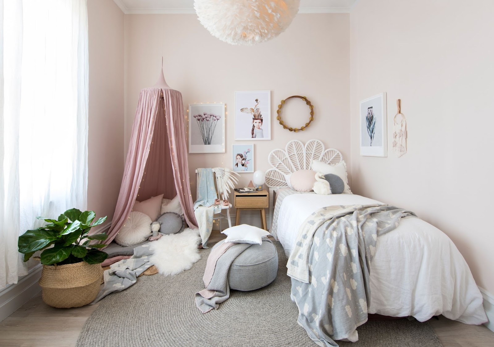 Desain kamar tidur anak perempuan dengan dominasi warna putih