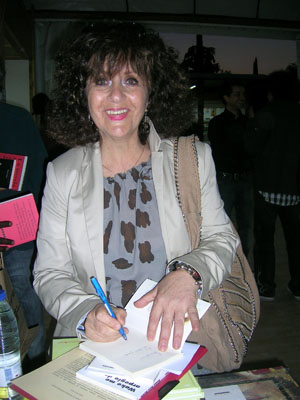Julia de la Rúa firmando ejemplares de su libro
