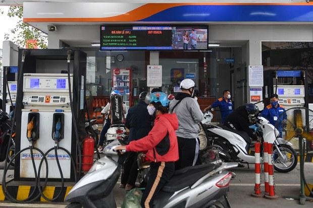 Giá xăng tại Việt Nam lập kỷ lục tăng cao mới