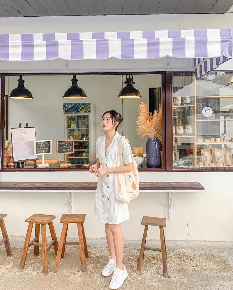 Váy liền cổ bẻ thanh lịch cho những chuyến đi khám phá tại Đà Lạt hay check in sang chảnh quán cafe (Nguồn: Internet)