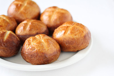 photo of a plate of pretzel rolls