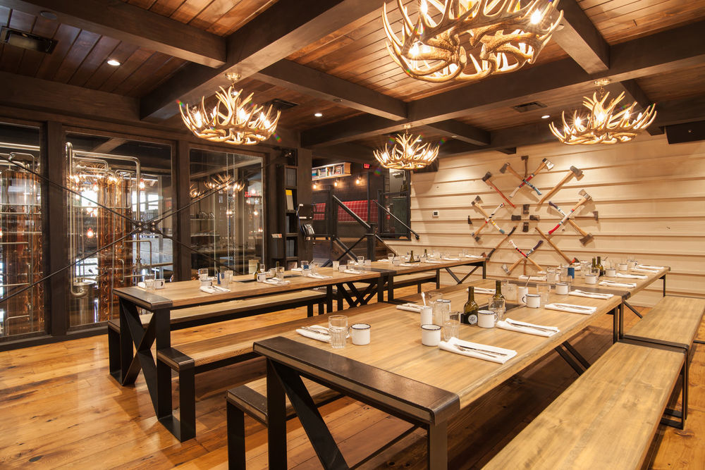 فضای داخلی رستوران به سبک آلپاین در Park Distillery در پارک ملی Banff کانادا.