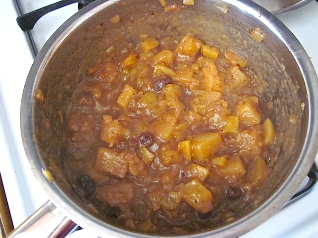 thick cooked chutney in pot 