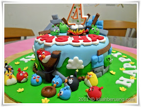 Angry Birds Birthday Cake on Birds Cake With All The Different Angry Birds And The Catapult As Well