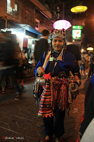 penjual gelang dengan kostum tradisional