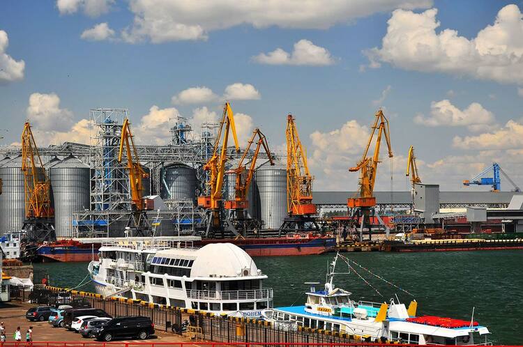 Cranes load grain into ships