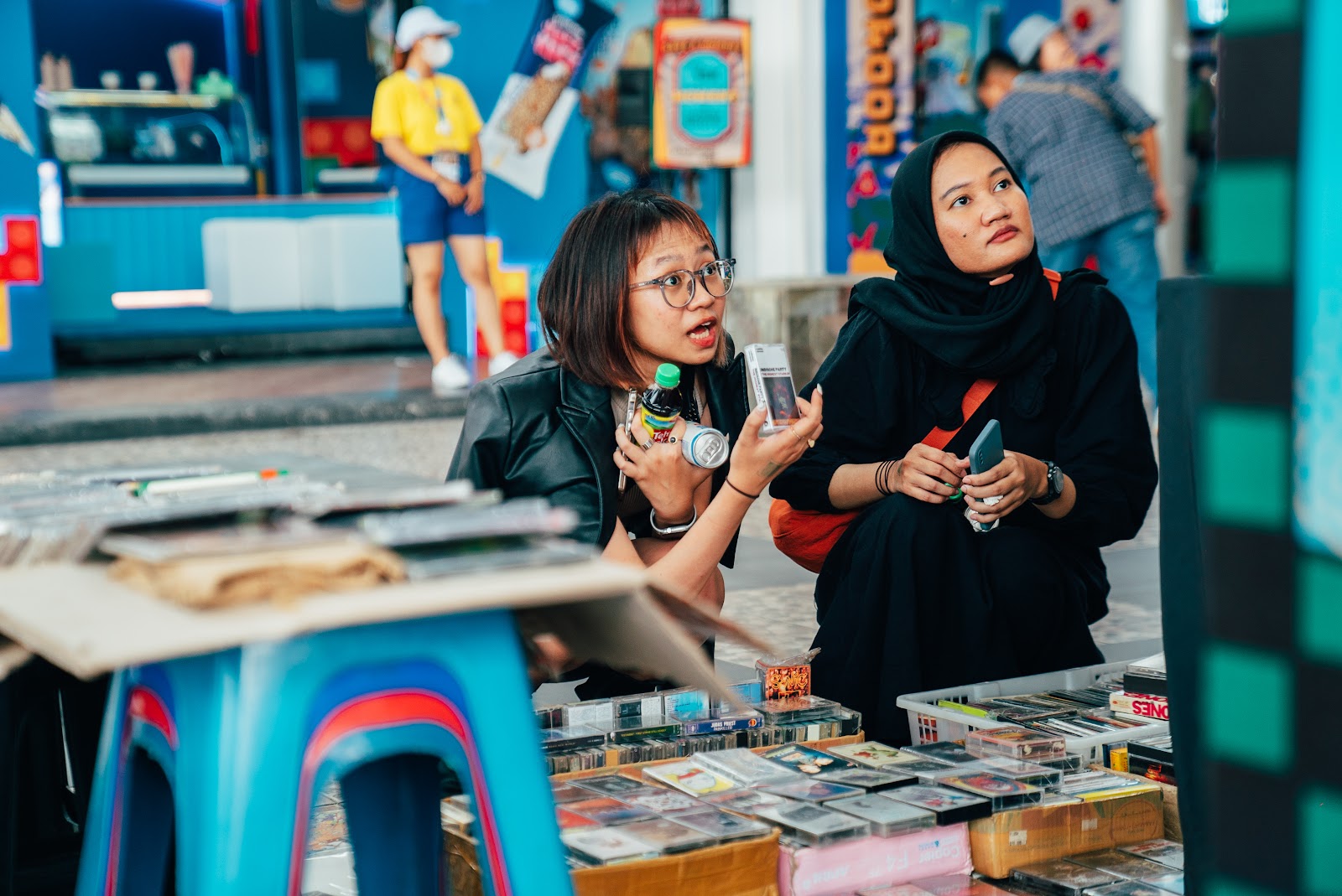 Pengunjung juga bisa membeli aneka produk musik hingga karya tangan anak muda Indonesia di area Pasar Musik. (Foto: Dokumentasi Synchronize Fest 2022)