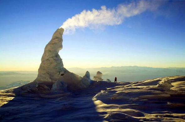 «Ледяные дымоходы» на склонах вулкана Эребус