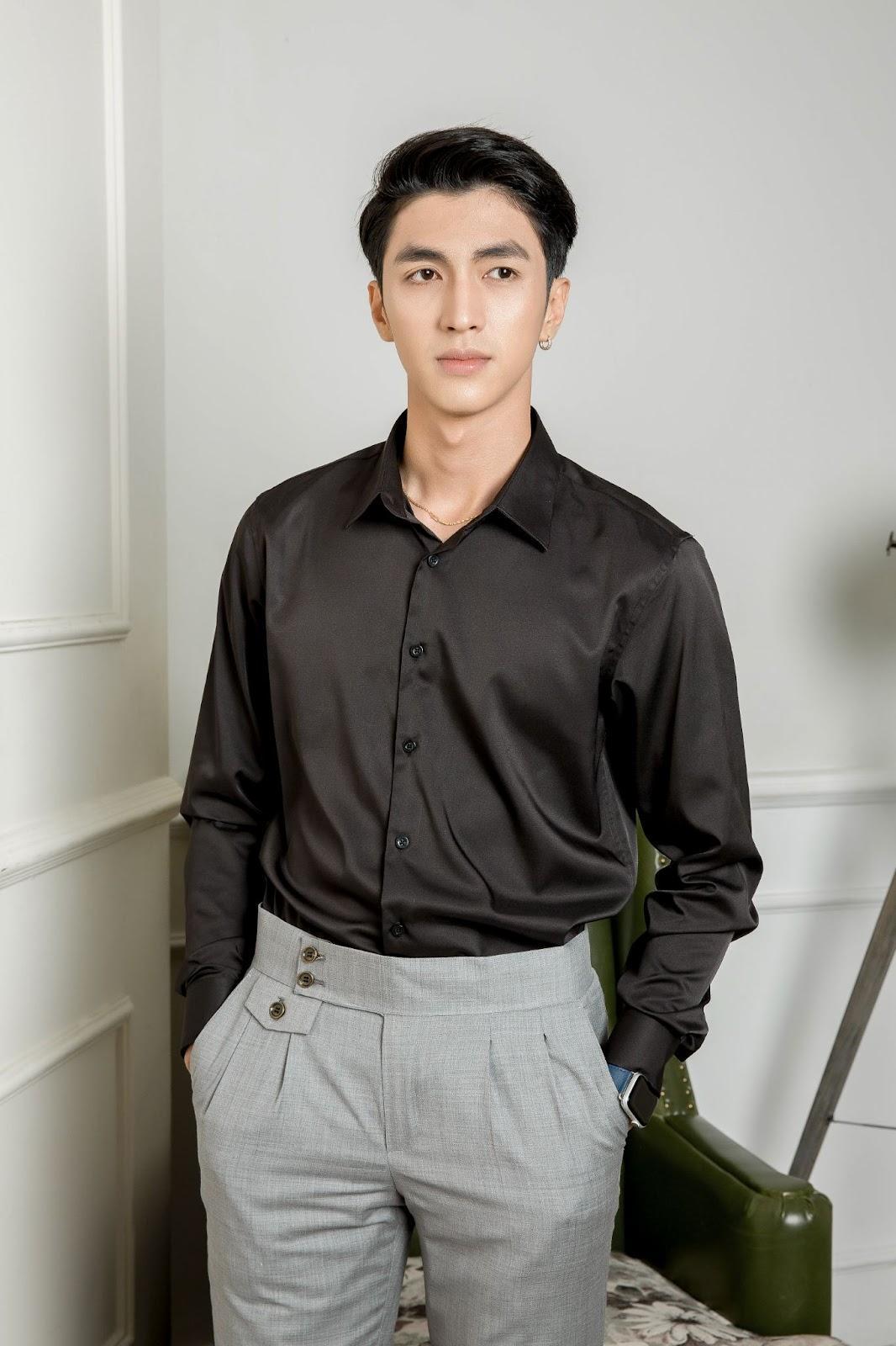 Sơ mi đen cùng quần Âu xám
