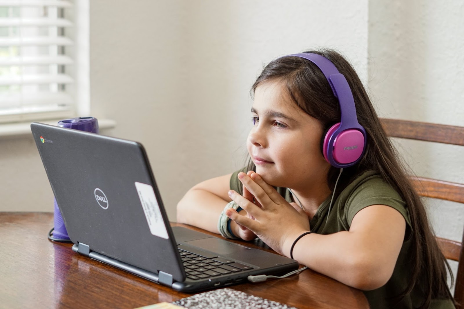 aulas online ou presenciais: criança assistindo a aula online