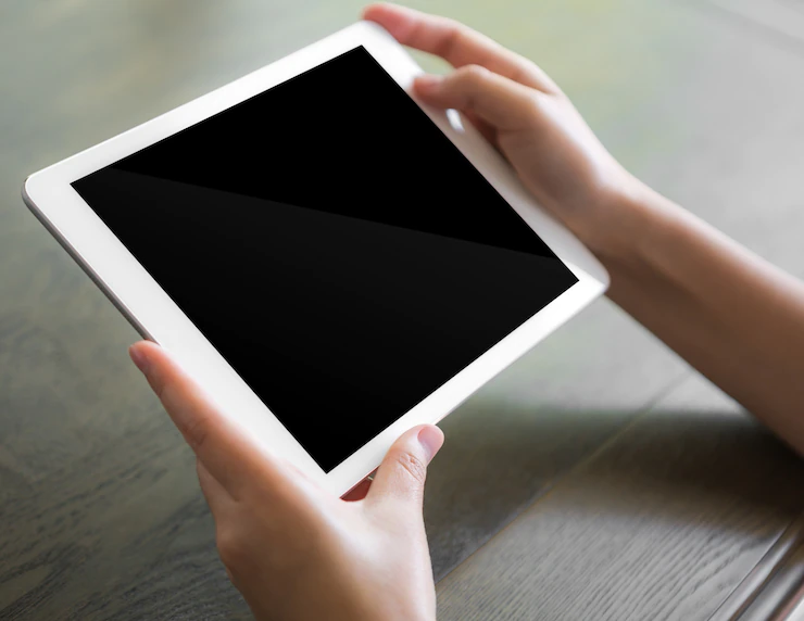 iPad lento: mãos segurando um ipad