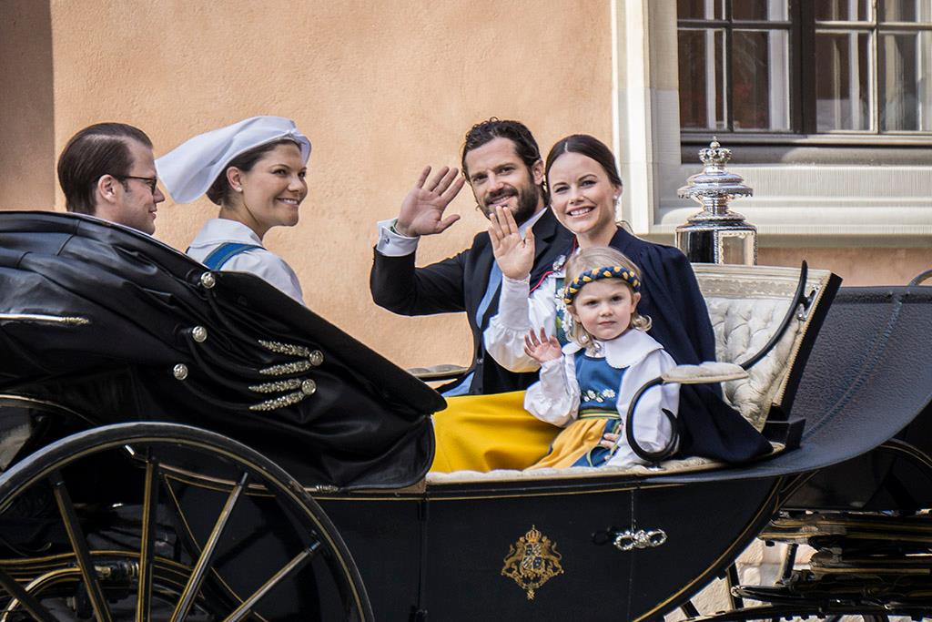 Left side: crown princess Victoria and his husband, Daniel. Right side: prince Carl Philip, his fiancé, Sofia and Victoria’s and Daniel’s little princess, Estelle. 