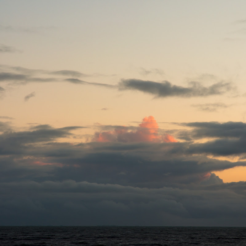 une montagne de nuages au soleil au début du couchant [EDIT] 20100804_00_Pano_18-1024