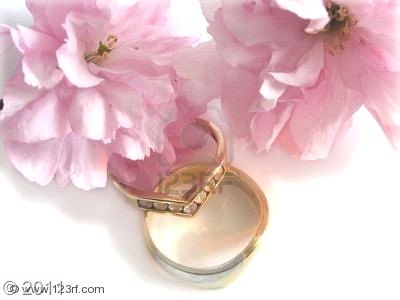 [339624-anillos-de-boda-y-flor-de-cer.jpg]