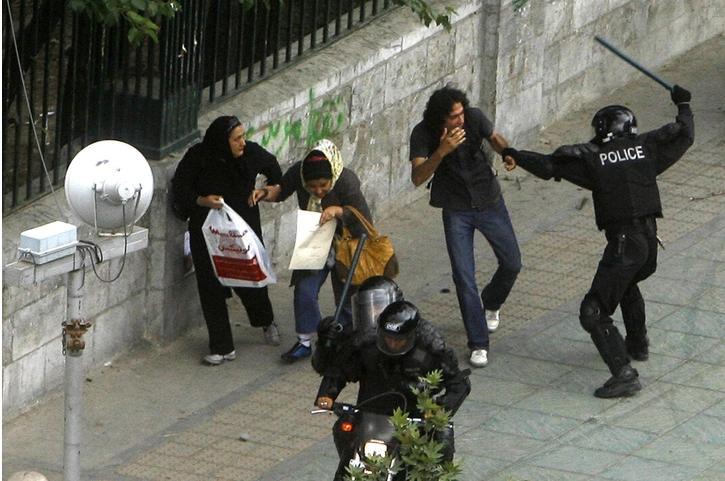 دانشجویان حامی فرجی دانا در مقابل مجلس * ابراز نگرانی ایران از خشونت پلیس  آمریکا