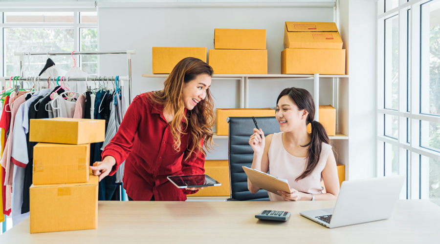 Mujeres jóvenes planificando 