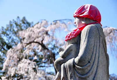 お地蔵さまとしだれ桜