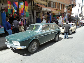 Deux Volkswagen Brasilia (au premier plan, une version 'break de chasse' !)