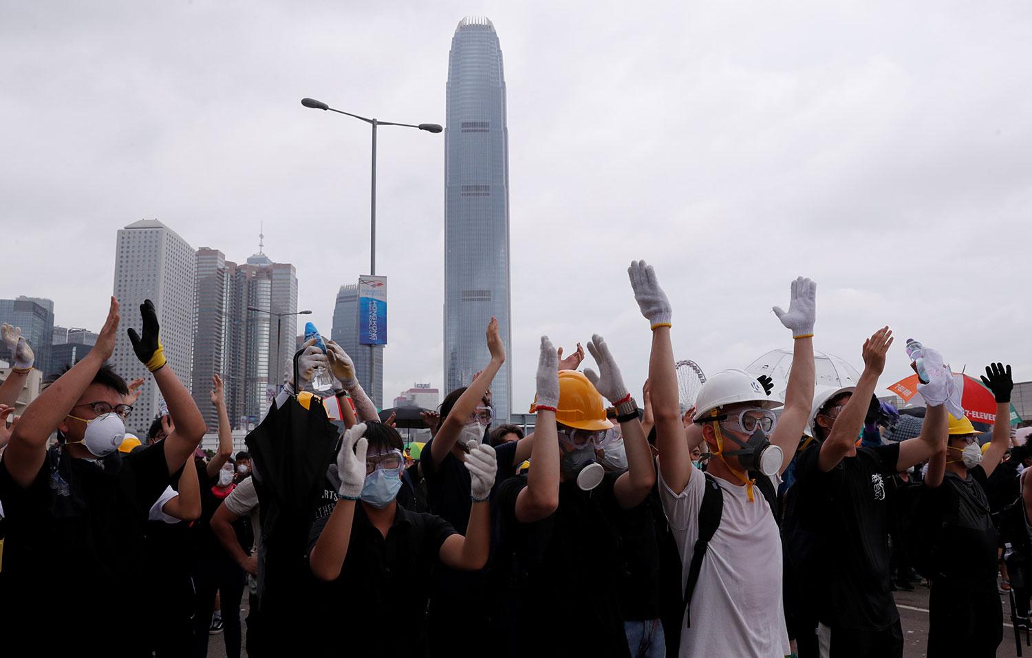 2019年6月12日,大批香港市民在立法会外反《逃犯条例》。(路透社)
