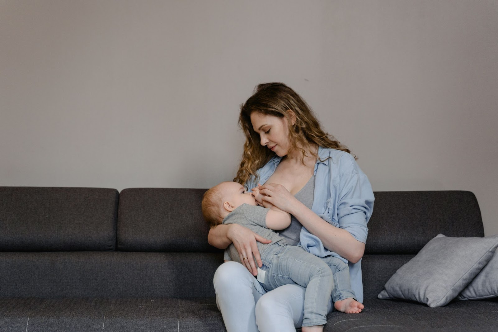 Mother breastfeeding baby - why is my baby so squirmy while nursing featured image - Baby Journey 