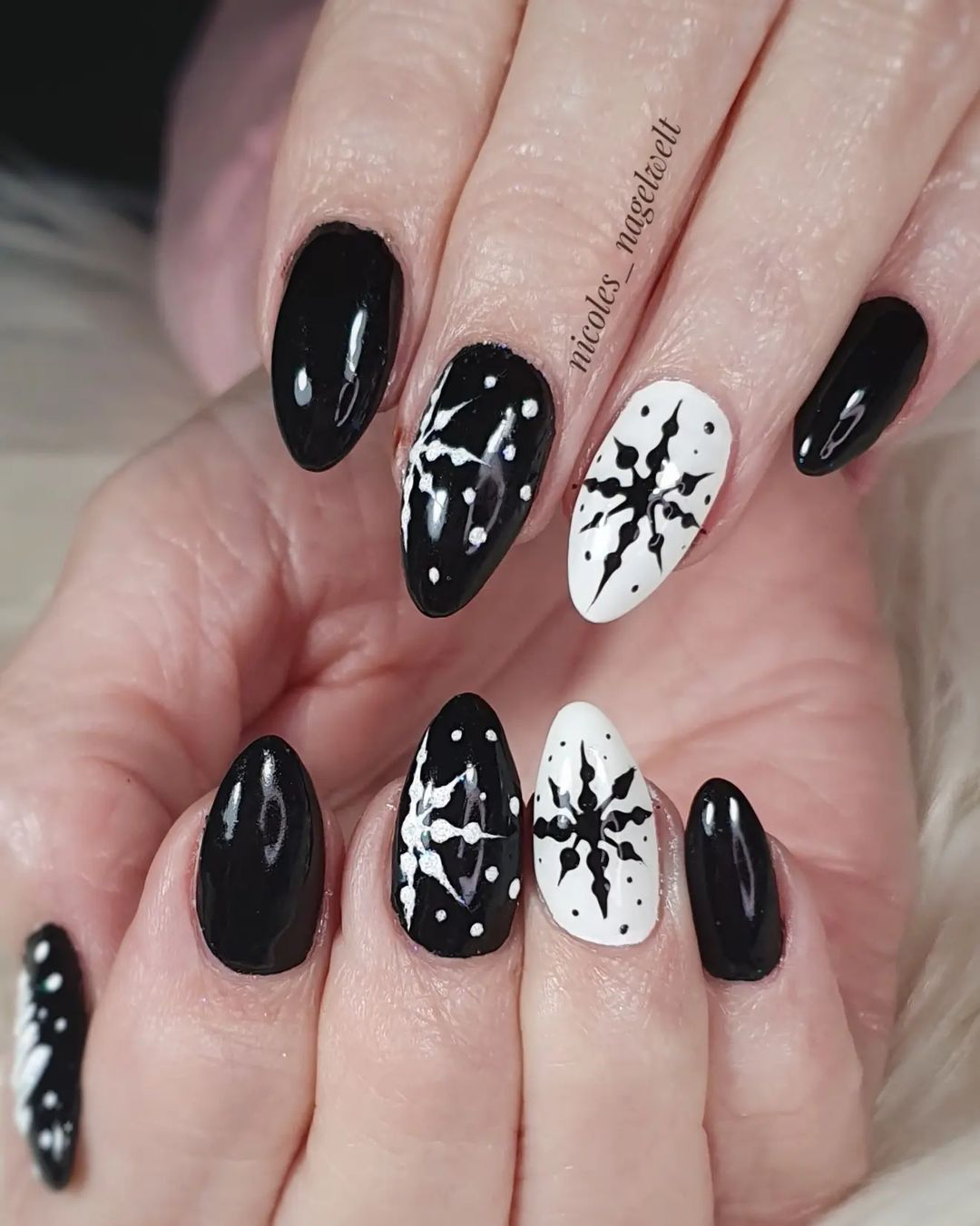 Christmas nail art design - black & white