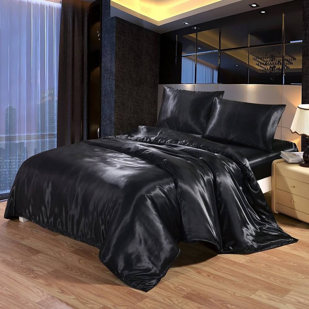 Bộ drap giường satin đen không chỉ mang lại vẻ đẹp đẳng cấp cho phòng ngủ