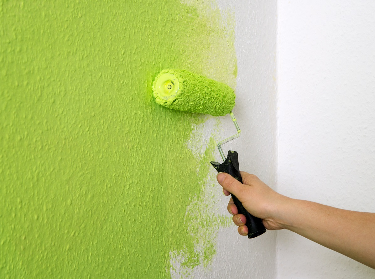Как самостоятельно покрасить обои под покраску. Покрашенные стены. Стены окрашенные водоэмульсионной краской. Декоративная отделка стен водоэмульсионной краской. Стены Покрашенные водоэмульсионной.