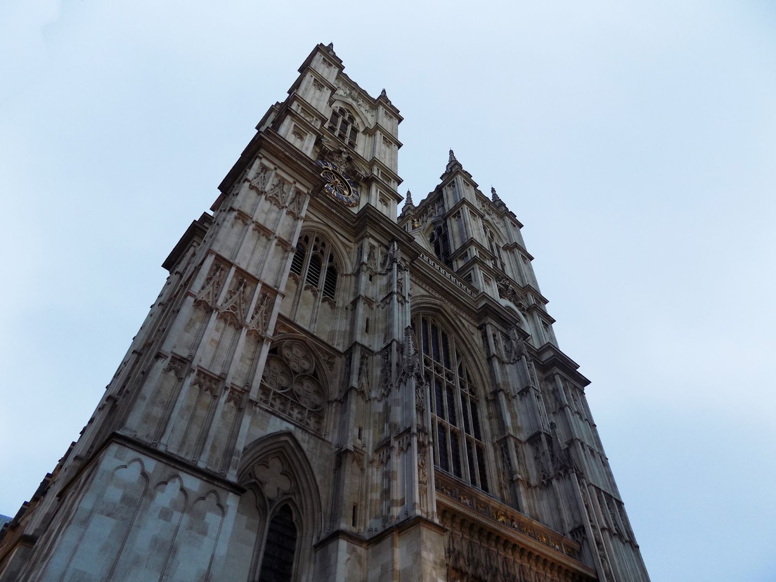 na imagem observados uma foto tirada de baixo para cima da abadia de westminster