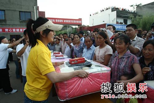 09.09.2008: Triệu Vy đến Bắc Xuyên tặng bánh trung thu, chúc phúc người dân khu bị nạn.