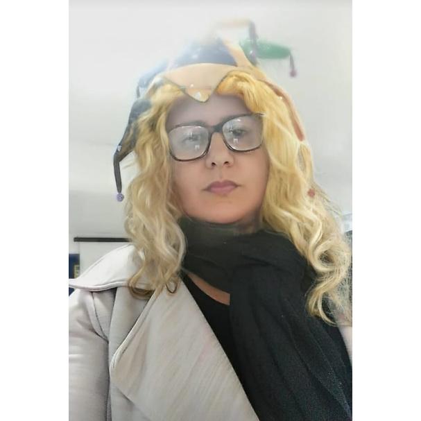 Mulher com lenço na cabeça

Descrição gerada automaticamente
