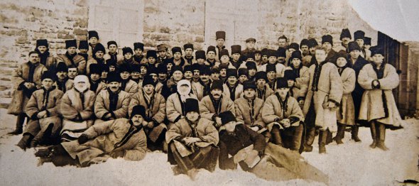 Старший брат Івана Приймака Василь Бойко стоїть у верхньому ряду праворуч (у кашкеті) на зібранні товариства ”Просвіта” в селі Цапівці, зараз – Поділля Заліщицького району на Тернопільщині. Фото зроблено під час польської окупації Західної України