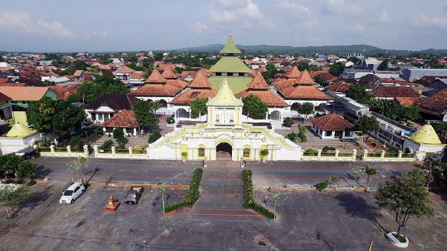 Masjid Agung Sumenep yang dulunya disebut masjid Jami, berada di tengah kota Sumenep. Madura, Jawa Timur, Sabtu (5/3).