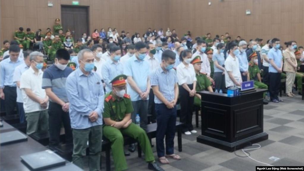 Các bị cáo tại phiên tòa xét xử 54 người trong vụ án đưa nhận hối lộ khi tổ chức các chuyến bay "giải cứu" cho người Việt về nước trong đại dịch COVID-19 hôm 17/7 ở Hà Nội.