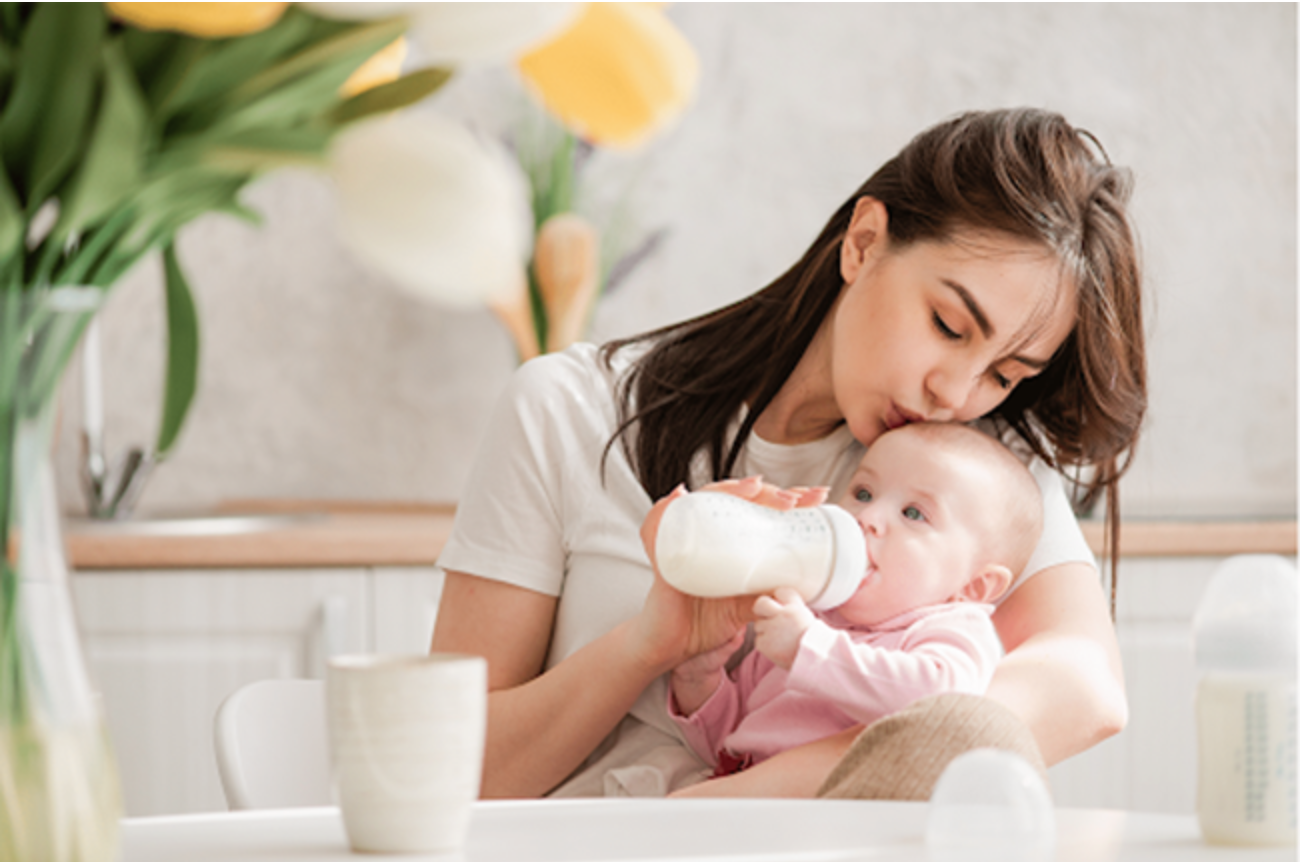 Sau 6 tháng, mẹ có thể tập cho bé cai bú sữa đêm nhé