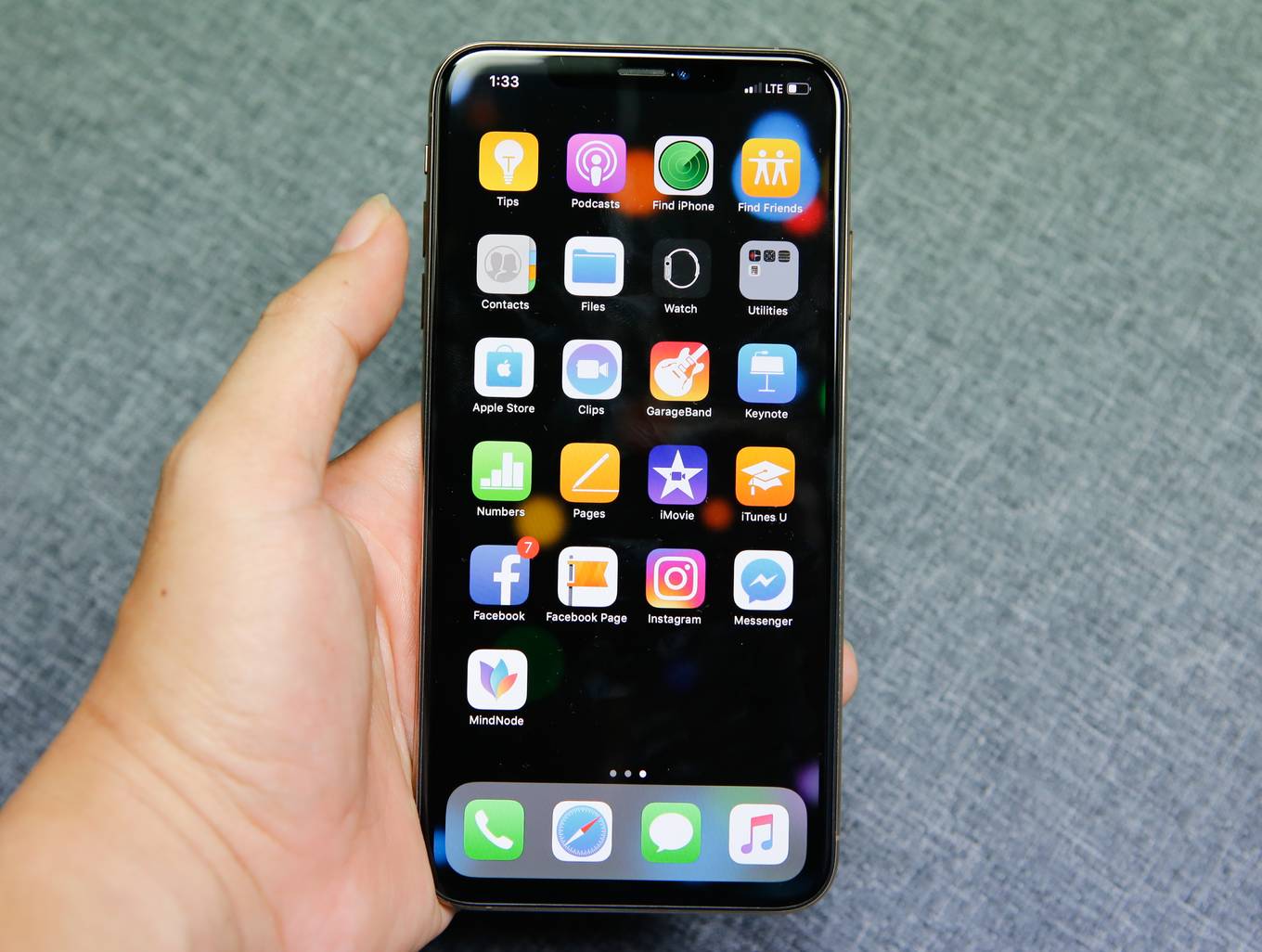 Dán kính cường lực chống nhìn trộm Mocoll Full IKG cho iPhone Xs Max