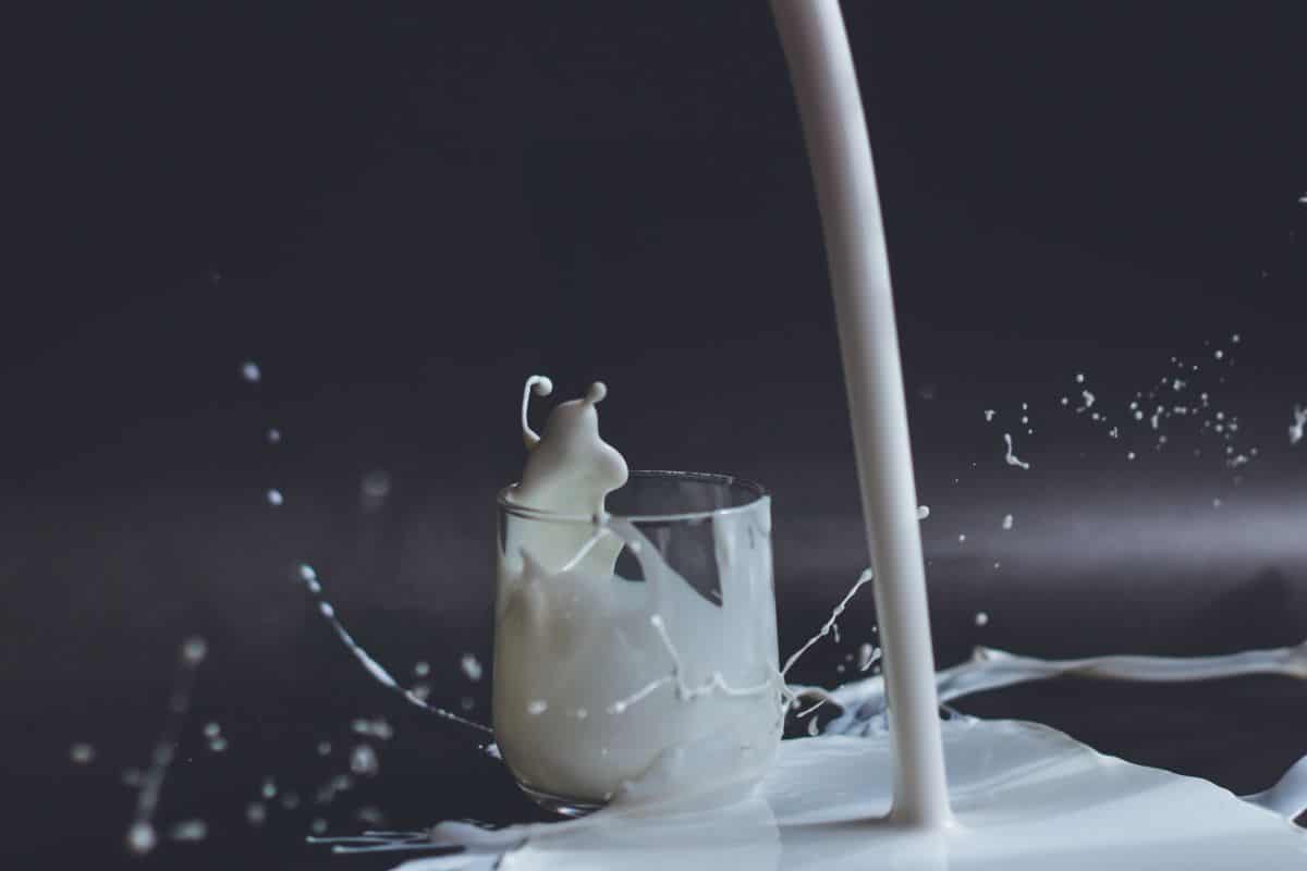 pahar în care curge lapte