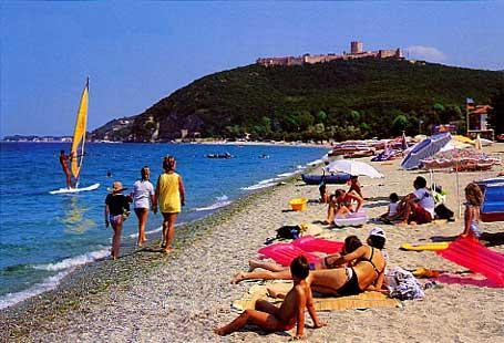 https://upload.wikimedia.org/wikipedia/commons/2/23/Beach_of_Skotina.jpg